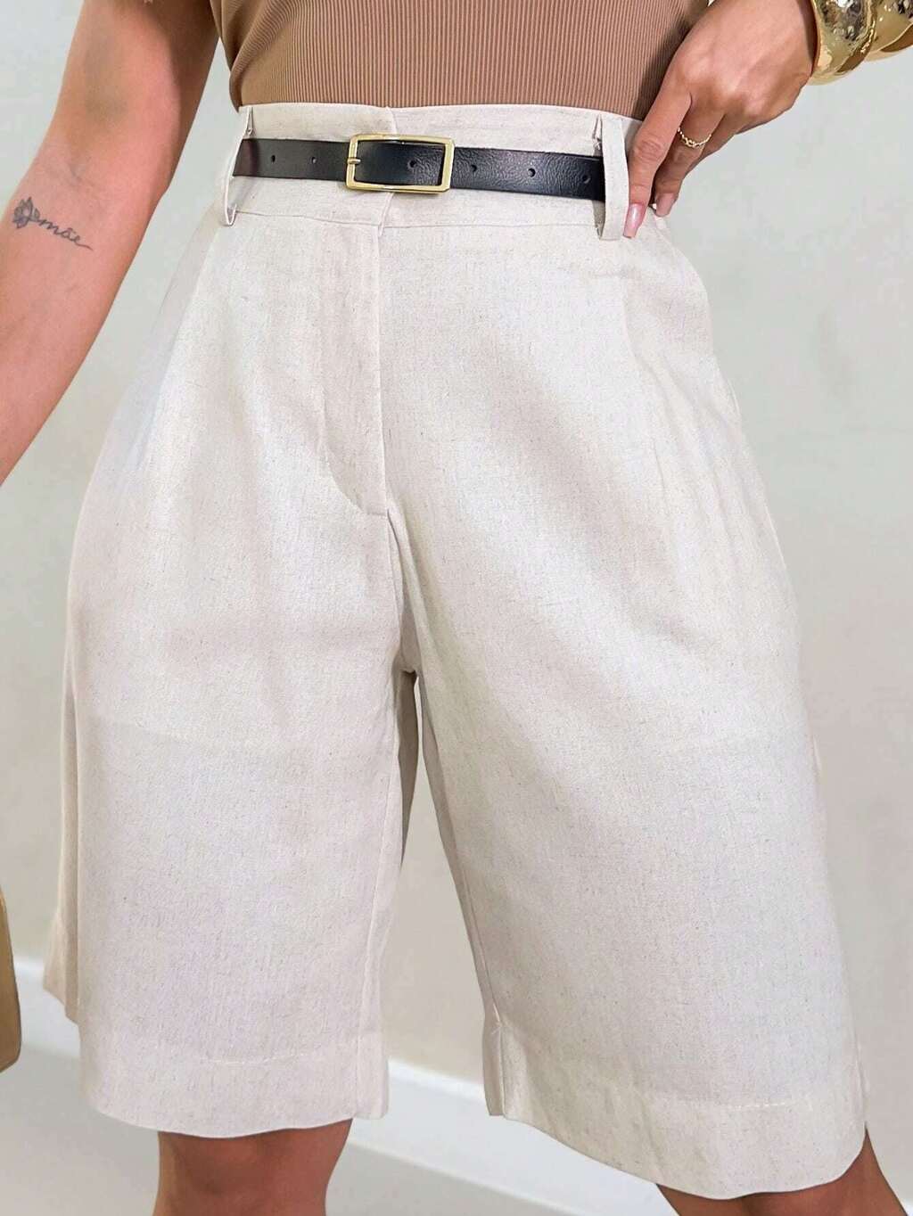 Beige Dames Linnen Shorts met Riem – Hoge Taille & Comfortabele Pasvorm – Casual Elegantie voor Elke Dag - Vizzaro